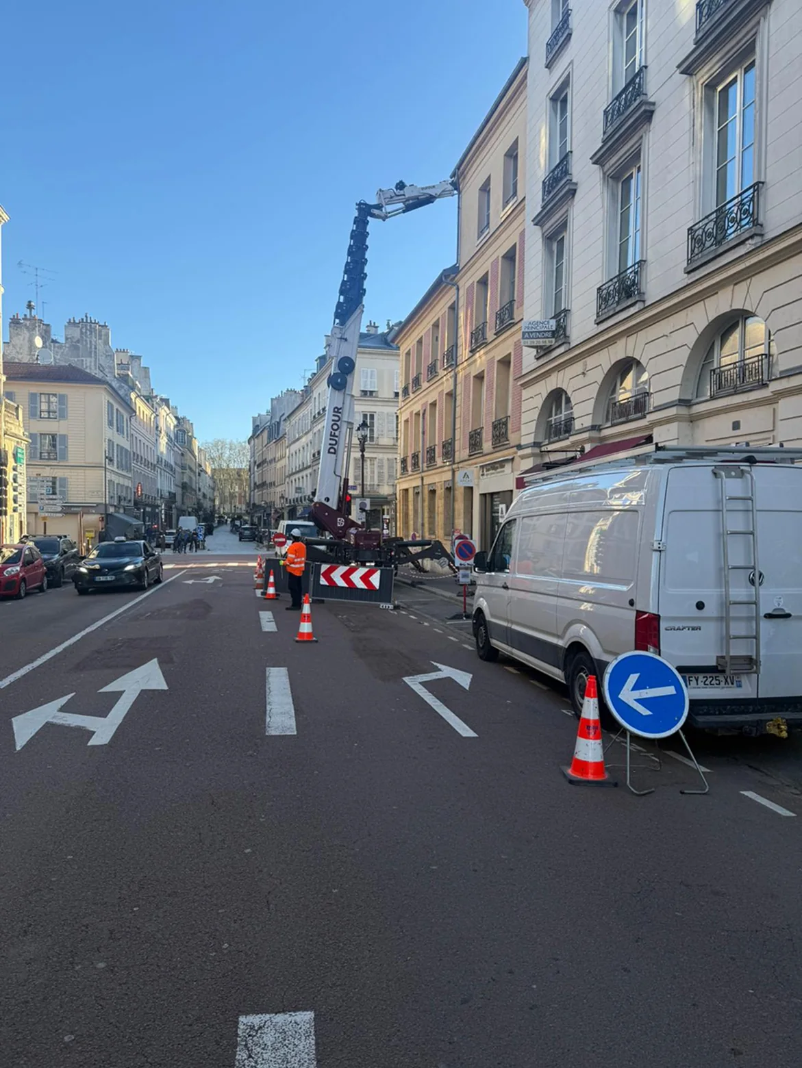 Camion nacelle dans une rue parisienne balisée