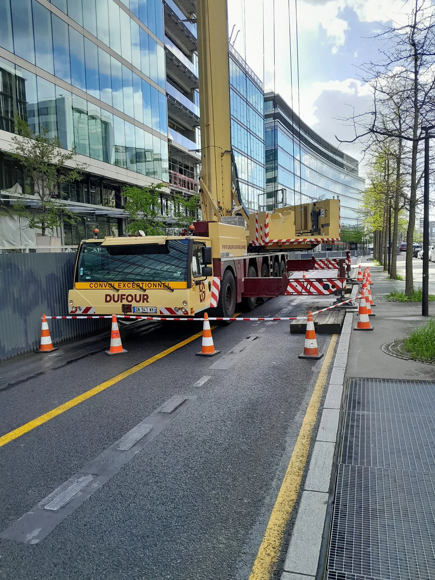 Grue mobile le long d’un immeuble