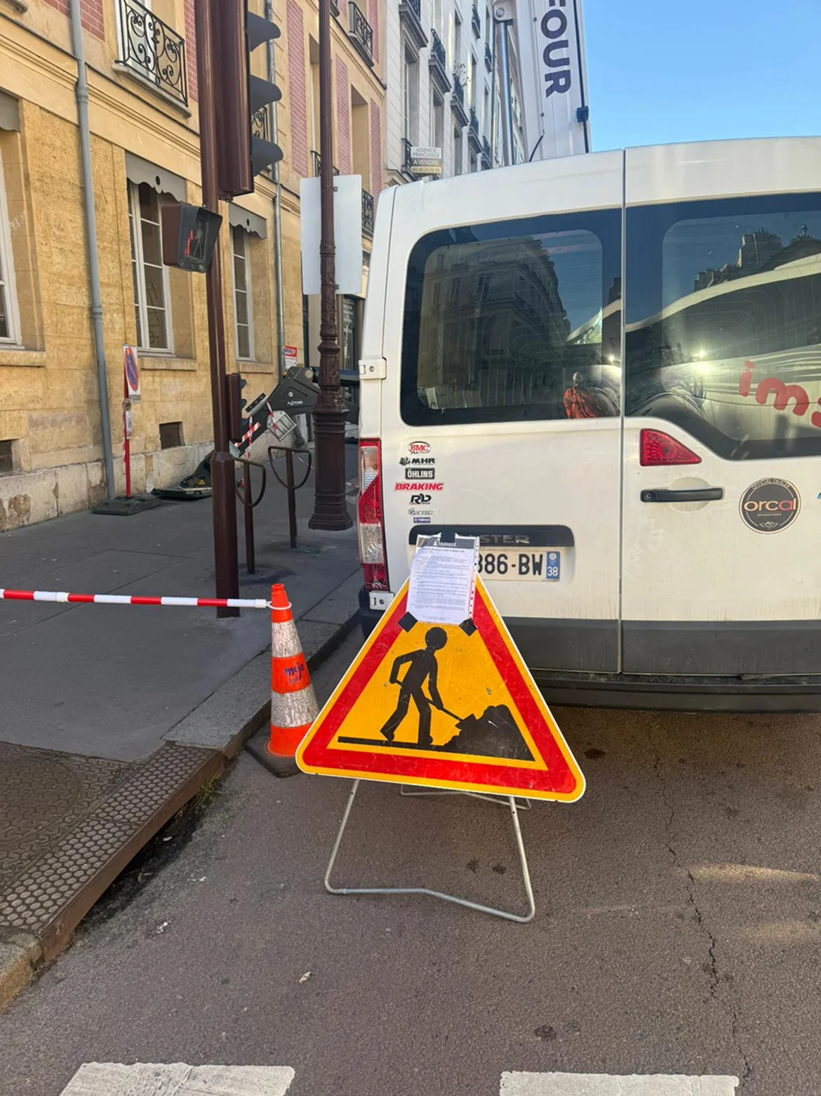 Panneau de travaux et balisage sur la chaussée