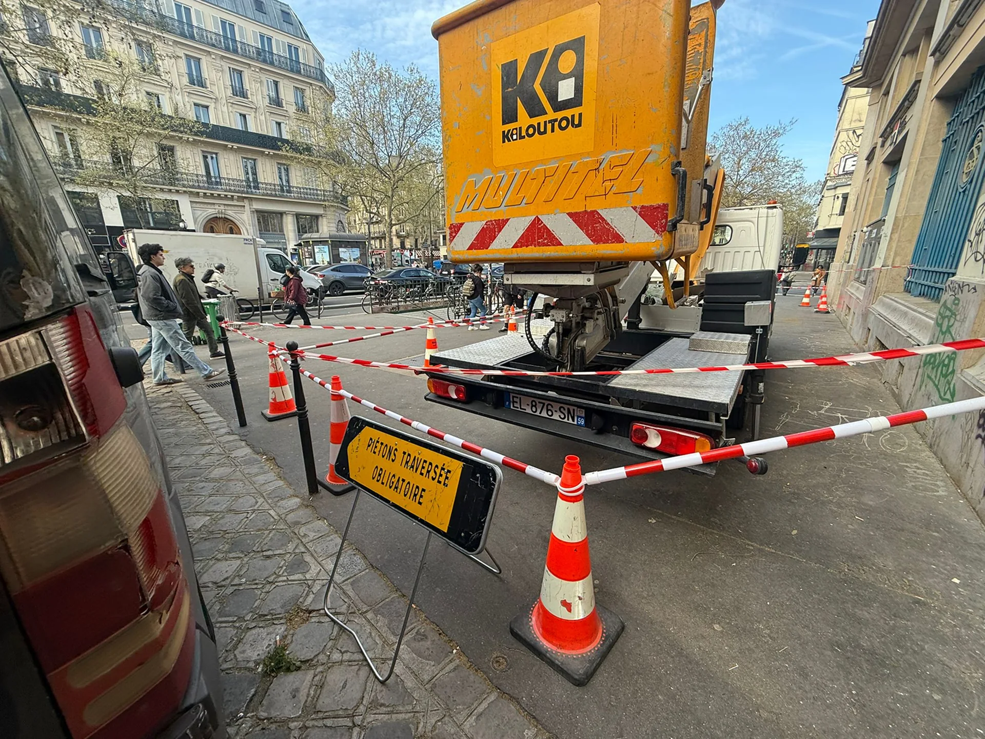 Zone de travail délimitée autour d’un camion nacelle