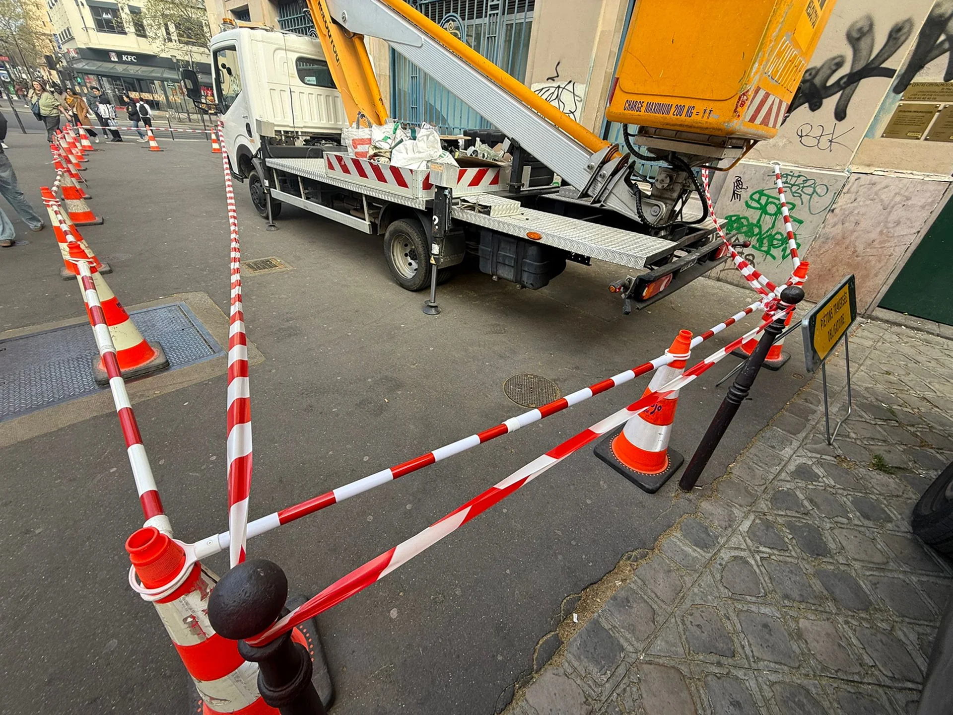 Cônes et barrières autour d’un camion nacelle