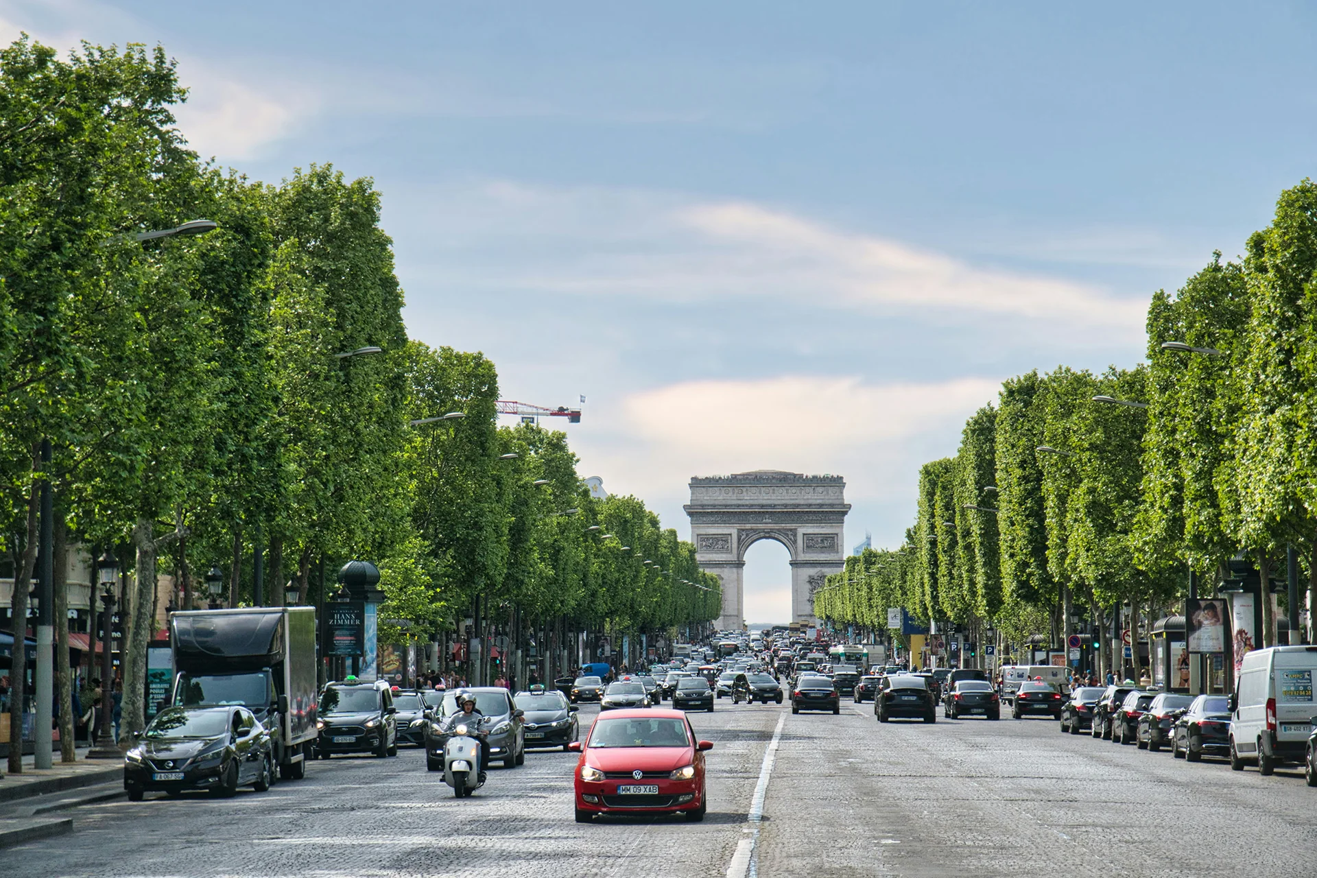 Circulation sur les Champs-Élysées à Paris