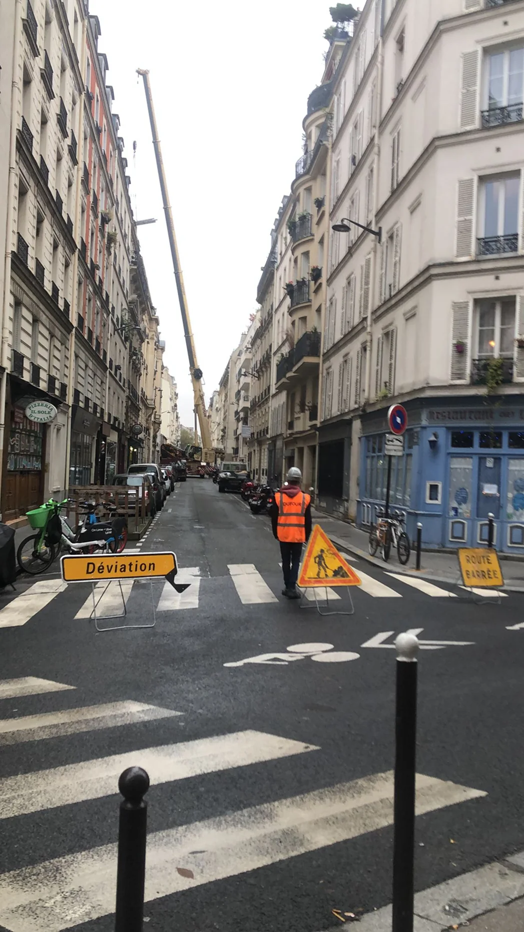 Signalisation de déviation dans une rue parisienne