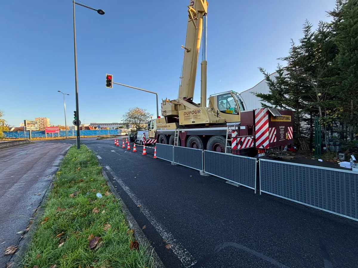 Grue et balisage temporaire le long de la chaussée