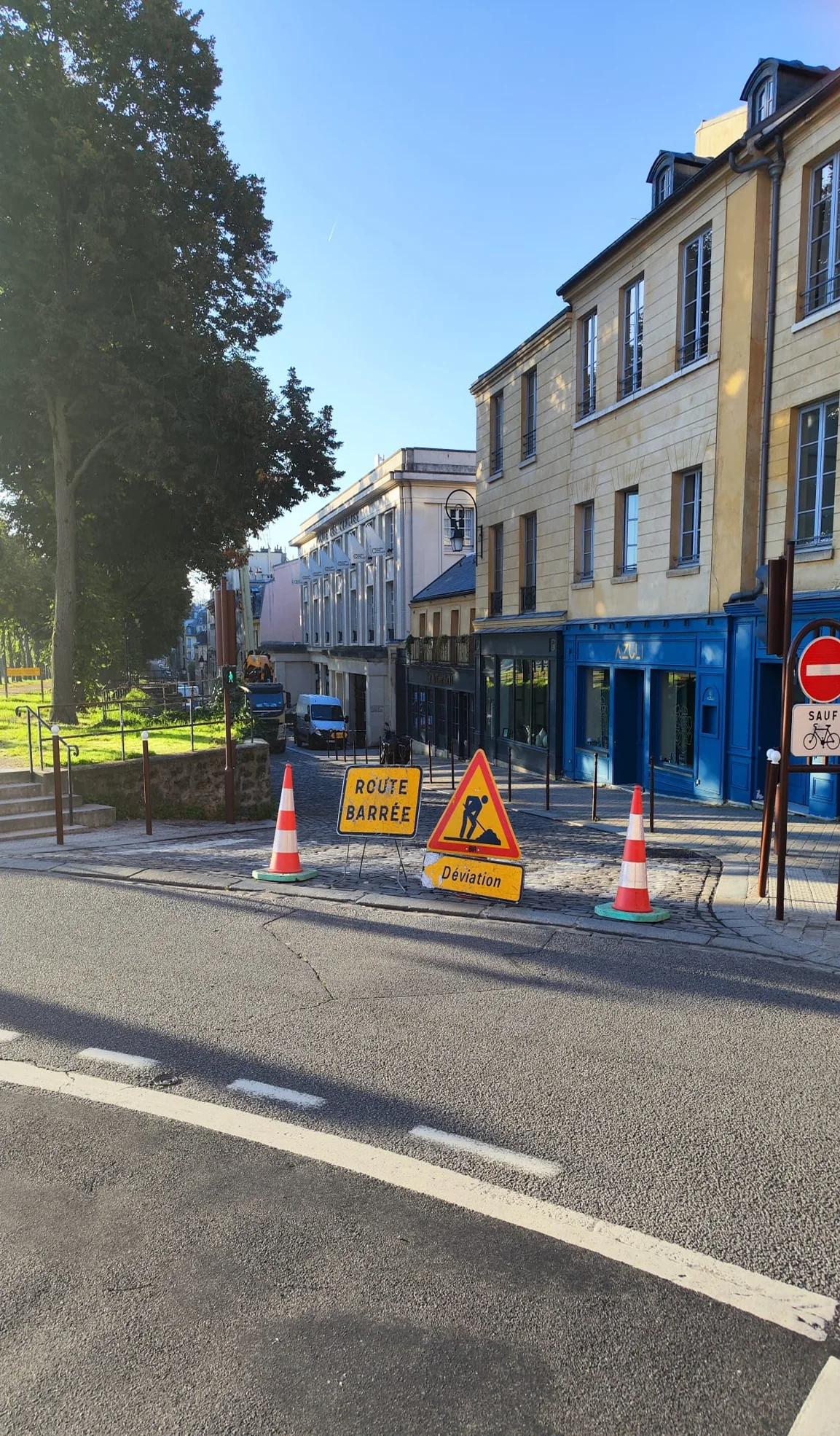 Panneaux de travaux et de déviation en zone urbaine
