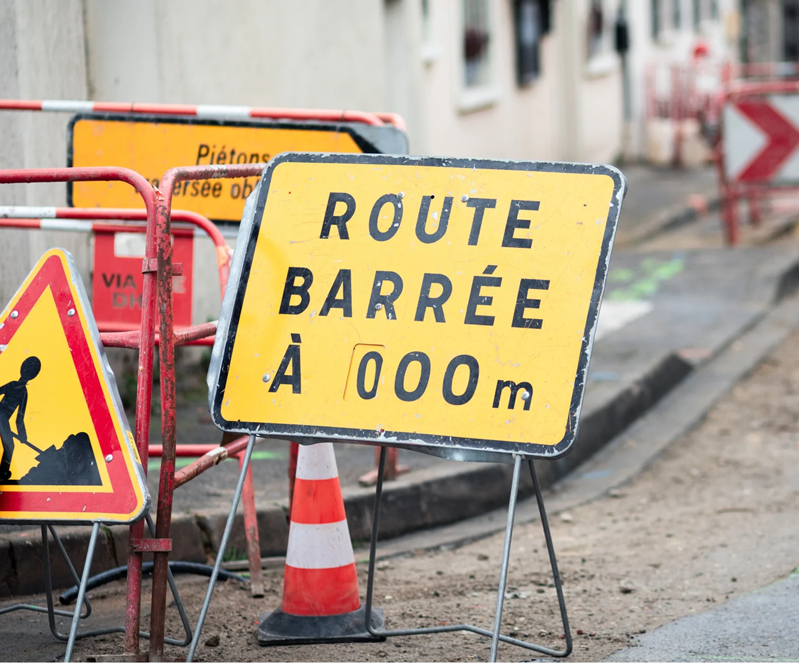 Panneau de route barrée et cône de chantier